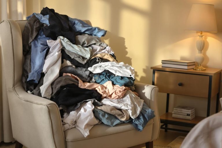 Accumuler ses vêtements sur une chaise est lié à ce type de personnalité.jpg