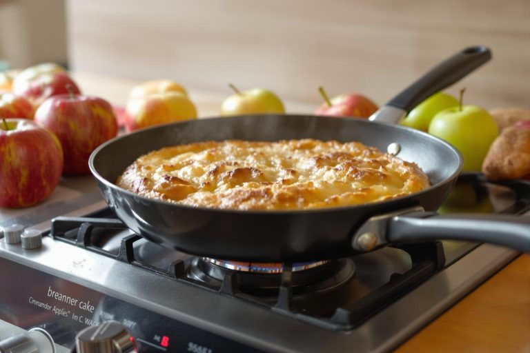 Je fais ce gâteau aux pommes à la poêle : ultra simple, rapide, sans four et tellement réconfortant.jpg