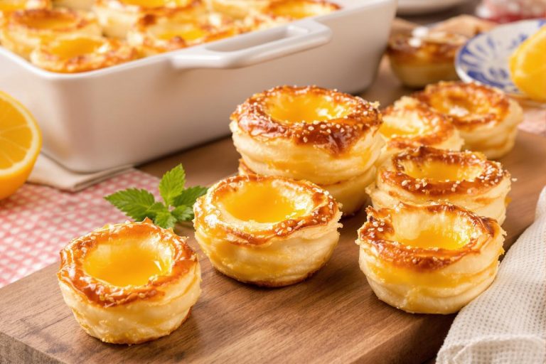 Pastéis de nata maison : pâte feuilletée ultra croustillante, crème au citron et cuisson bien dorée.jpg