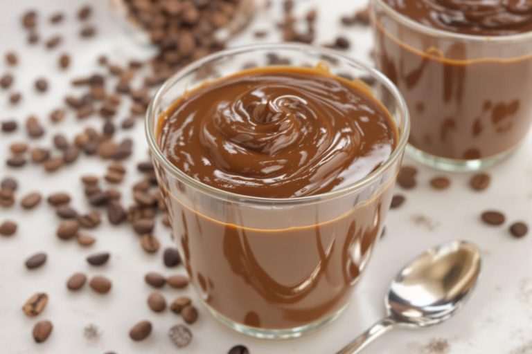 J’ai remplacé les flans et mousses du commerce par cette crème dessert au café maison : onctueuse, sans œufs et vraiment facile à faire !.jpg